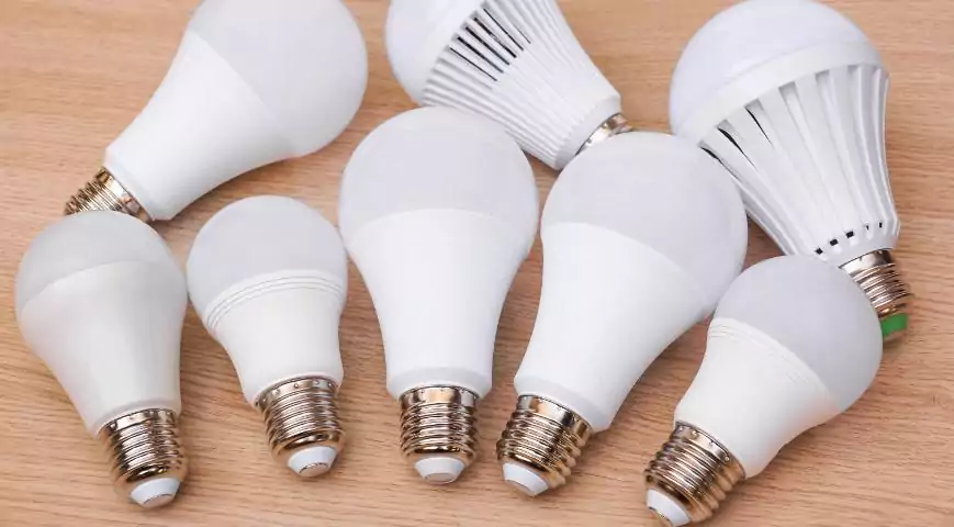 Светодиодные лампы уже прочно вошли в нашу жизнь. Еще несколько лет назад они были очень дорогой технической новинкой, но сегодня их цена уже сопоставима с ценой других видов ламп. Что касается характеристик, то по ним светодиодные лампы заметно превосходят прежние источники света.